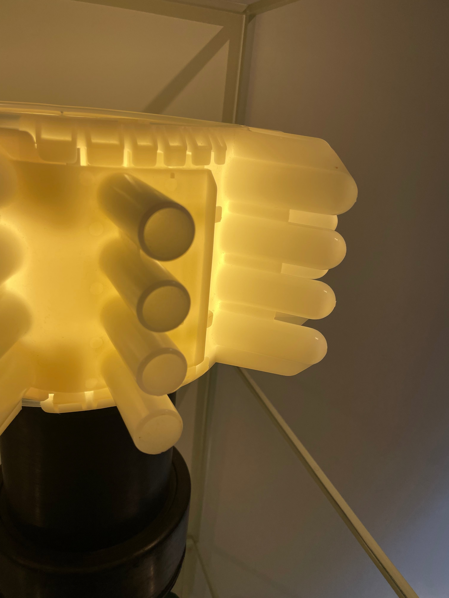 Anton Waldt - Spacer Lamp, Rote Fahne