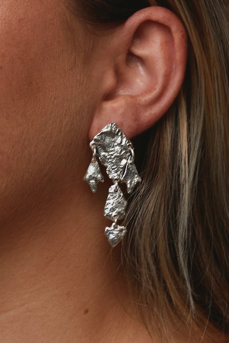 DUNE JEWELS - Bleeding Heart Earrings