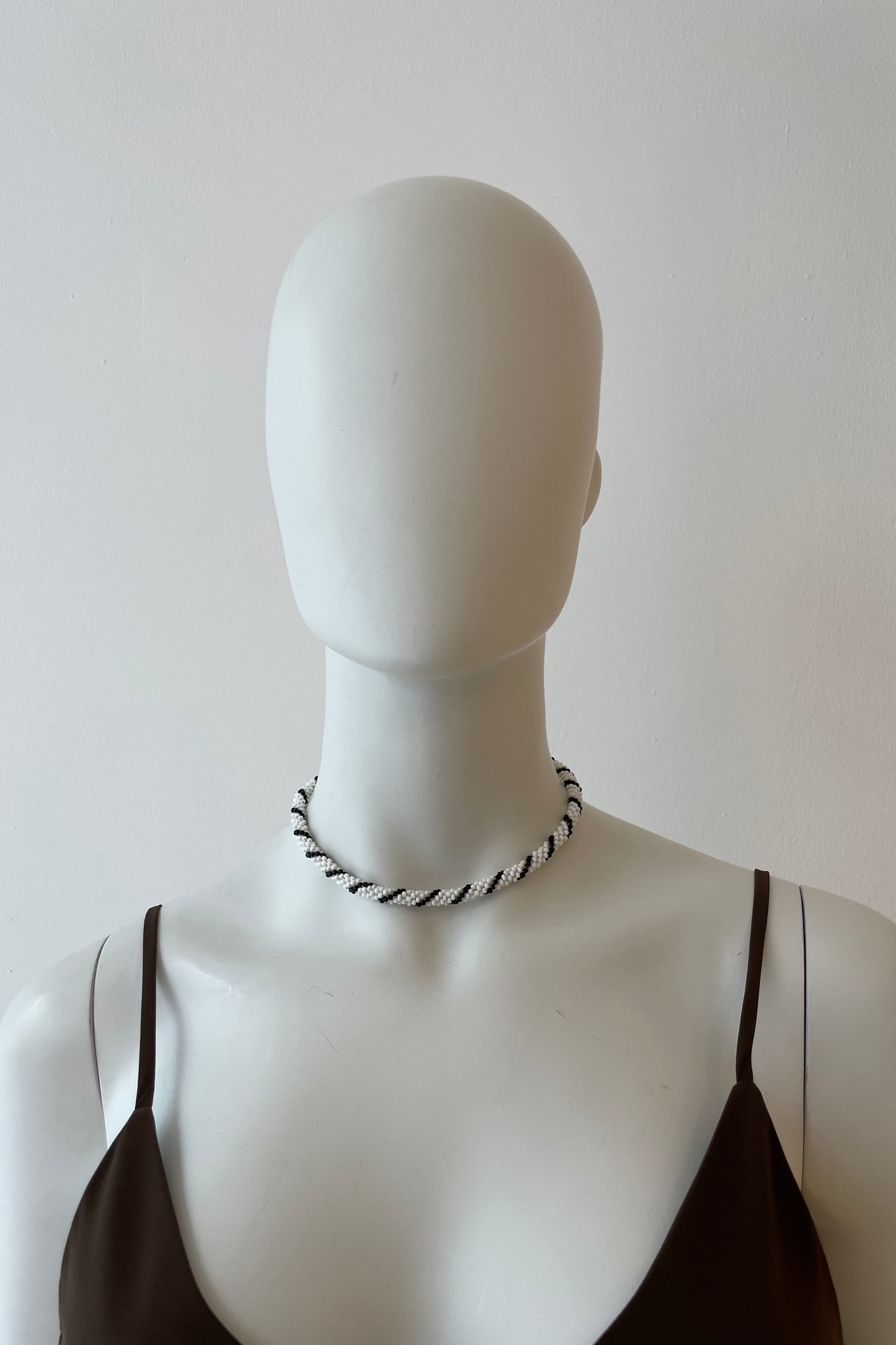 AMIKE - Single Liner Necklace, b/w