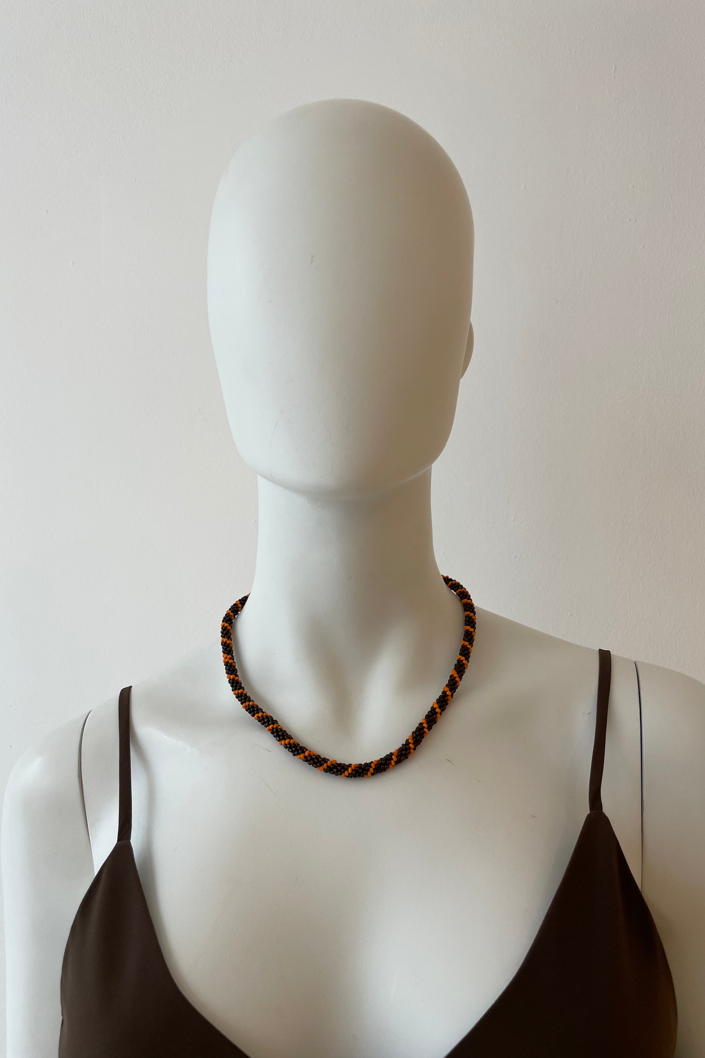 AMIKE - Single Liner Necklace, orange / brown