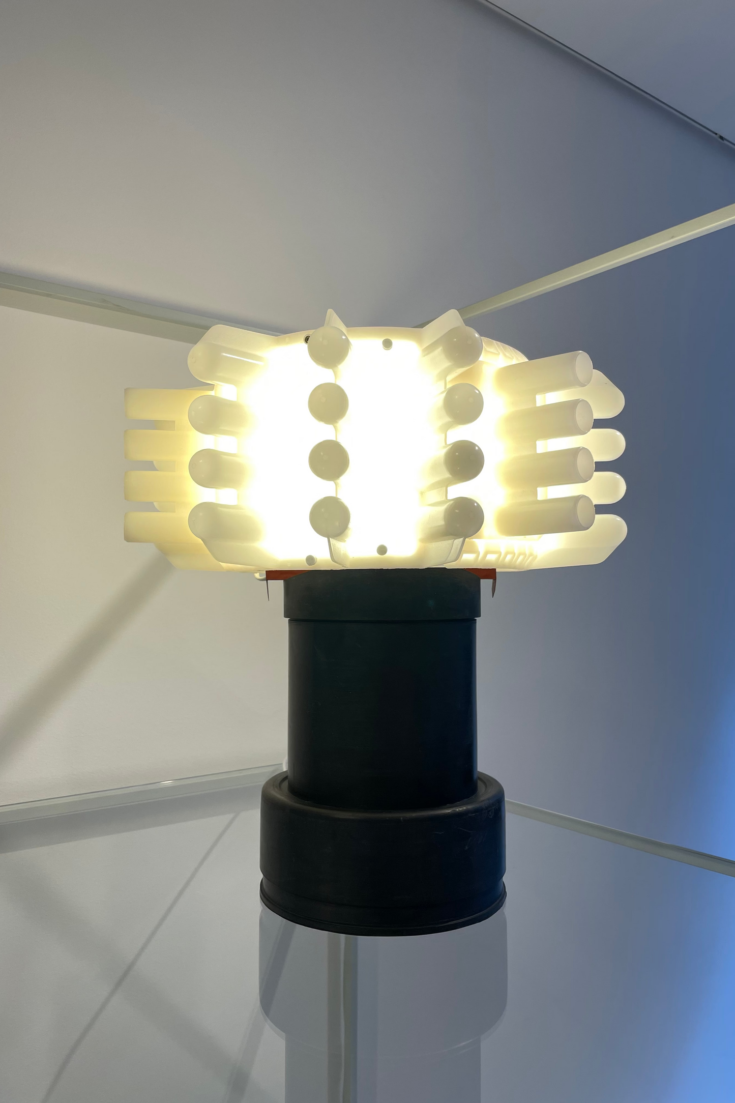 Anton Waldt - Spacer Lamp, Rote Fahne