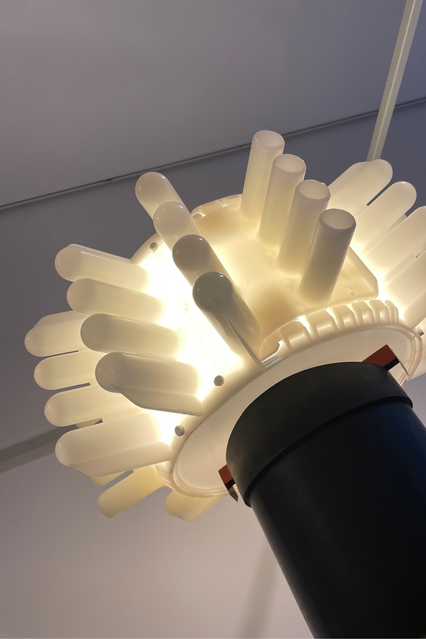 Anton Waldt - Spacer Lamp, Rote Fahne