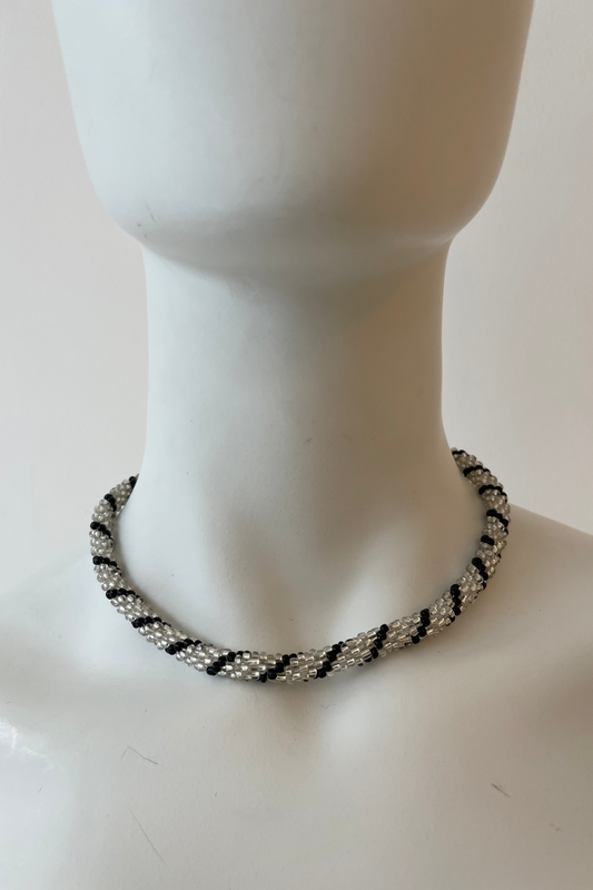 AMIKE - Single Liner Necklace, silver / black