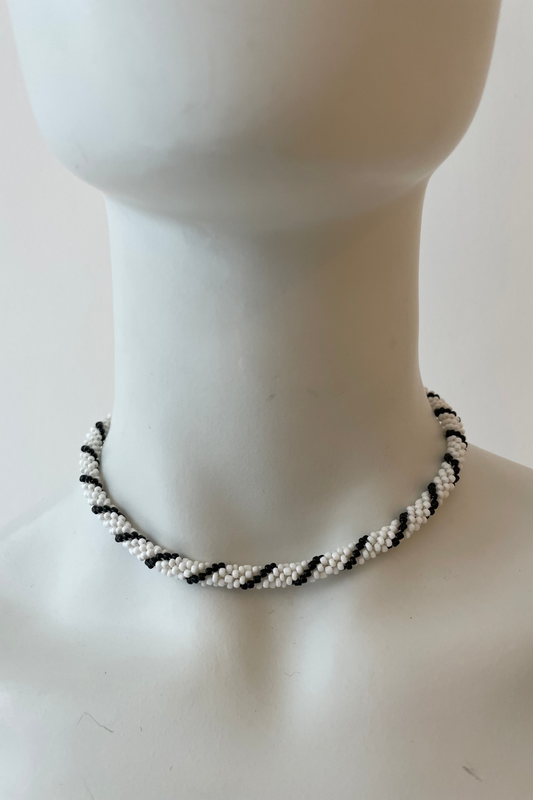 AMIKE - Single Liner Necklace, b/w