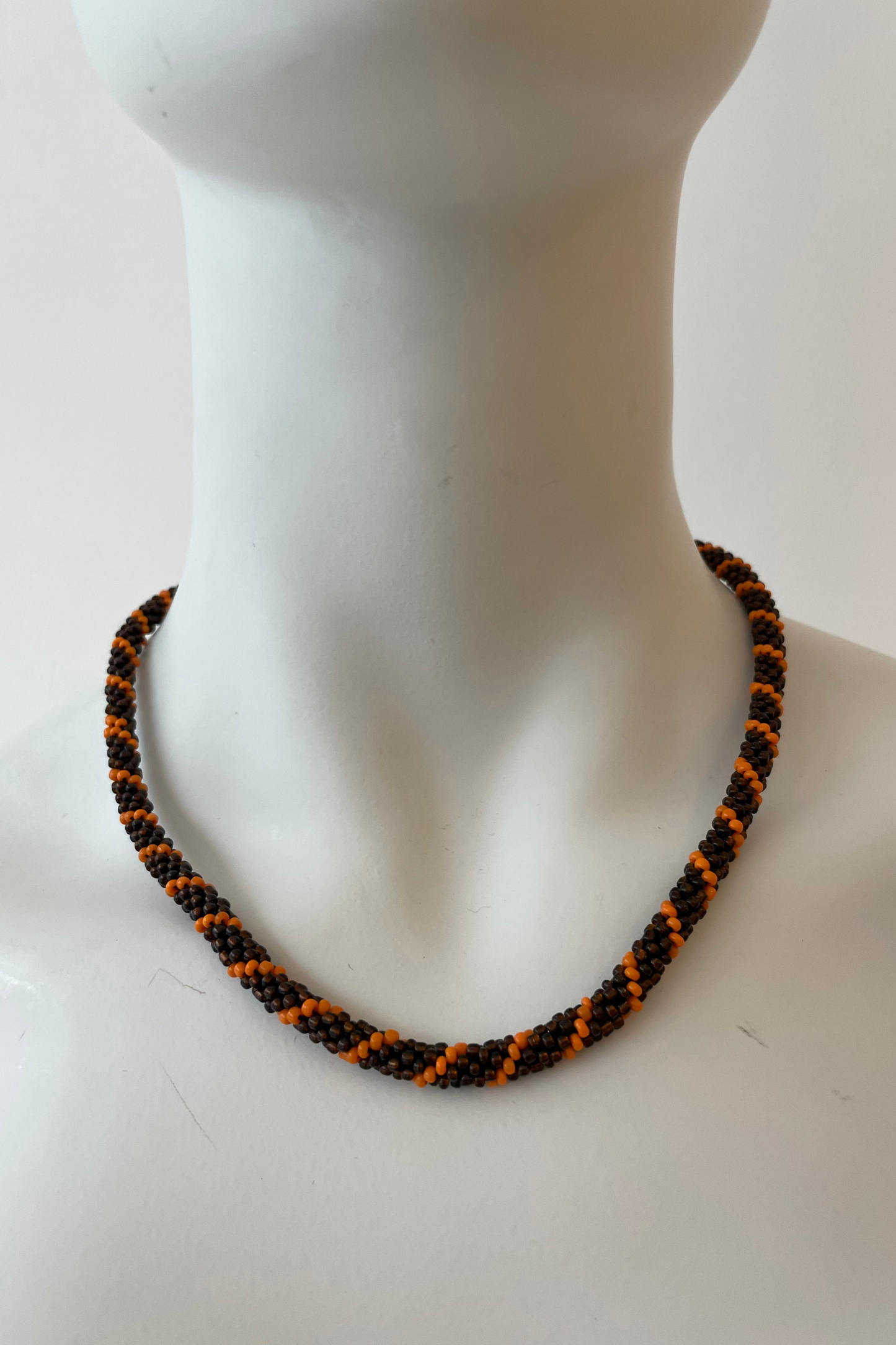 AMIKE - Single Liner Necklace, orange / brown
